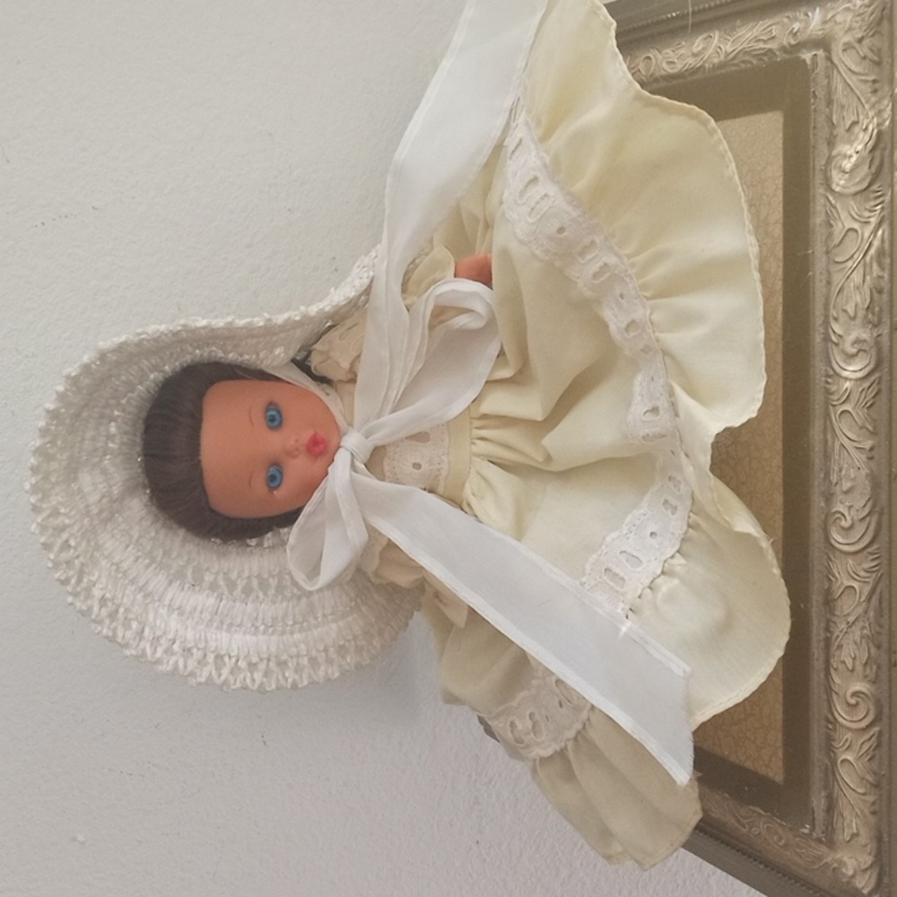 VINTAGE VALENTINA  VINYL DOLL BY FURGA DAKIN MADE IN HONG KONG 1977
